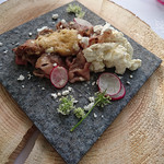 イル　フェリーチェ - 仙巌園「偉人たちが愛した薩摩郷土料理」「Ａ５黒毛和牛と霧島マルマメン工房の塩豆腐とうちだ自然農園の人参の花」  ゴマ油の白いパウダーと泡の鹿児島醤油を添えて