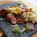 イル　フェリーチェ - 仙巌園「偉人たちが愛した薩摩郷土料理」「Ａ５黒毛和牛と霧島マルマメン工房の塩豆腐とうちだ自然農園の人参の花」  ゴマ油の白いパウダーと泡の鹿児島醤油を添えて