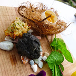 イル　フェリーチェ - 仙巌園「偉人たちが愛した薩摩郷土料理」「鹿児島産花姫うにのロワイヤル」  「屋久島産トビウオのさつま揚げイカスミ入り」  「吹上産ちりめんと喜入産青のりの揚げパン」