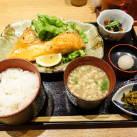 赤坂あじさい - 鮭カマ塩焼き定食