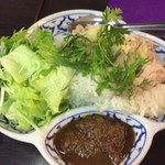 タイ屋台料理メーアン - カオマンガイ。鶏肉・ご飯・ソース、どれをとっても美味しい～！