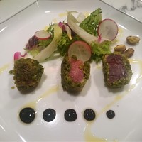 ステーキ＆ワイン オクソン - ピスタチオをまとった鮪のキューブ 初夏の彩