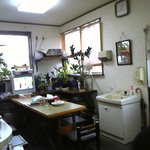 ますや食堂 - せまく雑然とした店内