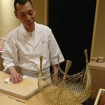 鮨 鈴木 - 鈴木親方と煮穴子用の竹編み籠