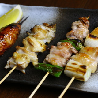 You will be enchanted by the exquisite Yakitori (grilled chicken skewers) that is carefully grilled one by one by the artisans.