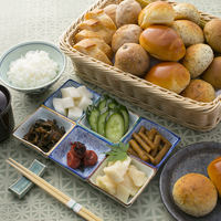 焼き立てパンにご飯と京漬物をご一緒に