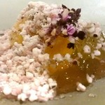 ル スプートニク - 桃のコンポートに液体窒素のバジルをかけた状態