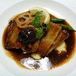 ブラッスリーしんかわ - グリュイエールチーズをはさんだ栃木県産あさの豚のカツレツ バーボン、ハチミツ、フォン・ド・ヴォーのソースを添えて