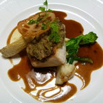 ブラッスリーしんかわ - 千葉県産のナスのたたきをのせた鮮魚（サワラ）のロースト ネギのピューレとゴボウのソースを添えて