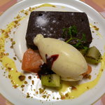 ブラッスリーしんかわ - 濃厚なチョコレートのテリーヌ アイスクリームとリンゴのキャラメリゼを添えて
