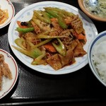 千里香 - 牛ハチノス炒め（850円）には、スープ、ライスの他、日替わりの小皿料理が付いた♪