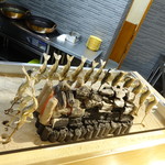 柳家錦 - 焼き台の炭の回りにはすでに和良鮎が(^-^)