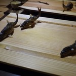 御料理 光安 - ◆滋賀・安曇川の小鮎・・いつもながら盛り付けが美しい・・ 鮎が泳いでいるような躍動感がありますよ。