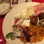 「タラトル」「スネジャンカ」「ショプスカサラダ」ブルガリア料理が並びます