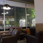 starbucks coffee - 入ったときは店内は空き空きでしたが、段々とヒジャブを来た方が集まっていることから、イスラム教の方にとってのバー的な感覚で使われているのかも？と、感じました。