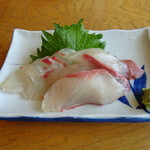 まるは食堂旅館 - 2,000円コースのお刺身（はまち・鯛）