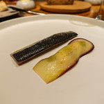 キュイジーヌ[s] ミッシェル・トロワグロ - サーディンの軽い燻製 梅とアマンド