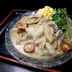 Yukinoboukumadon - 胡麻つけ麺のたれと同じものを使用していますが、こちらは若干濃い味にしています。
                      薄切り豚肉との相性は抜群。冷たいながら、食べ応えのある一品です。
                      