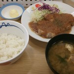 松屋 - ポークソテー定食の全景。左上にはバター風味のマーガリン。