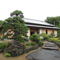 伽耶山荘 - 席のある日本家屋の外観と日本庭園