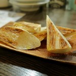 トリワイン ＰＩＫＯＳＨＨＨＵ - マコモダケの鉄板焼き