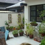 コマカフェ - 緑+白+木の看板が素敵な外観☆