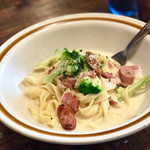 サンデー - ランチ クリームパスタ(ベーコン、ソーセージ、ブロッコリー)