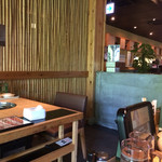 牛王 - 写真の右奥の方が厨房