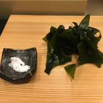 鮨処 多田 - わかめと塩