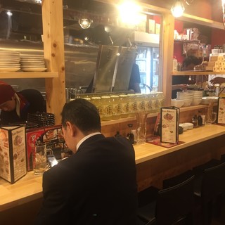 カウンターのお席も大人気！お仕事帰りにさくっと楽しみたい方におすすめ！