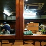 きさく - 雑然として暗い店内