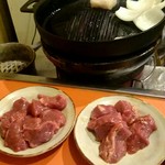 さっぽろジンギスカン千歳 - ジンギスカン鍋もセットされ準備OK