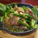 手打蕎麦 とし庵 - 上ハラミとにんにくの芽炒め