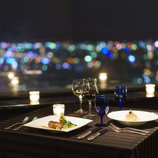 瀬戸内海や高松市街を一望。ディナータイムは煌めく夜景もロマンティック