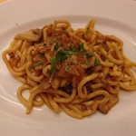 トラットリア デッラ ランテルナ マジカ - Pasta grezza impastare fave con Pancetta e Porcini そら豆を練り込んだ生パスタ　パンチェッタとポルチーニのソース