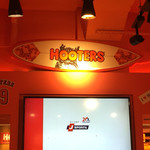 Hooters Ginza - ダンスタイム前。 Lさん、こんどこのボード乗ってみて！