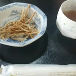 Soba tokoro hommaru higashi - そば茶と揚げそば。配膳までのおつまみ(^^)