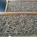 Soba tokoro hommaru higashi - 向こう側は板そば並盛、手前は大板そば。