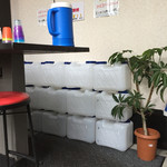 麺屋 裕 - 店内の待ち席から ウォータータンク