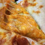 カリーゾーン - チーズにピザソースと野菜が混ぜられている。チーズの量が多い！