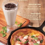 ROSIE´S CAFE - 【2017 夏限定MENU】　カプレーゼパンケーキとチョコミントシェイク　夏にぴったりの限定メニューです！！是非お試しください！！