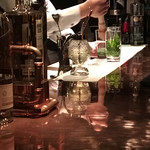 モヒートを丁寧に作るバーテンダーくん