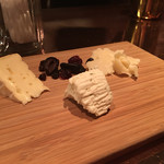 バー・ジュニパー - オリーブ漬けとチーズ