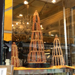 Patisserie Stohrer - お店の中のケーキタワー？