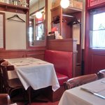 ラミティエ - 店内のテーブル席の風景です