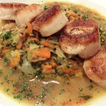 ラミティエ - 本日のランチ 1200円 のホタテのポワレ ガルビュール添え(野菜と生ハムと白インゲン豆の煮込み)(+100円)