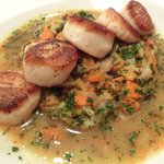 ラミティエ - 本日のランチ 1200円 のホタテのポワレ ガルビュール添え(野菜と生ハムと白インゲン豆の煮込み)(+100円)