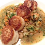 ラミティエ - 本日のランチ 1200円 のホタテのポワレ ガルビュール添え(野菜と生ハムと白インゲン豆の煮込み)(+100円)