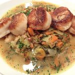 ラミティエ - 本日のランチ 1200円 のホタテのポワレ ガルビュール添え(野菜と生ハムと白インゲン豆の煮込み)(+100円)
