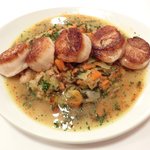 ラミティエ - 本日のランチ 1200円 のホタテのポワレ ガルビュール添え(野菜と生ハムと白インゲン豆の煮込み)(+100円)